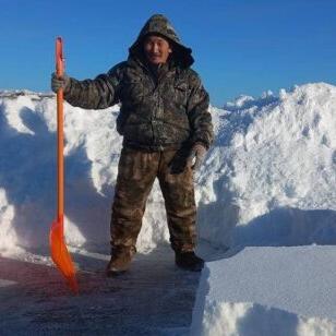 Усть-алданский пенсионер вручную расчищает на озере каток для детей